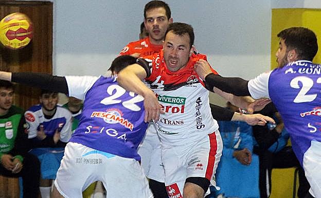 Carlos Villagrán, durante el partido de Liga disputado en Nava.