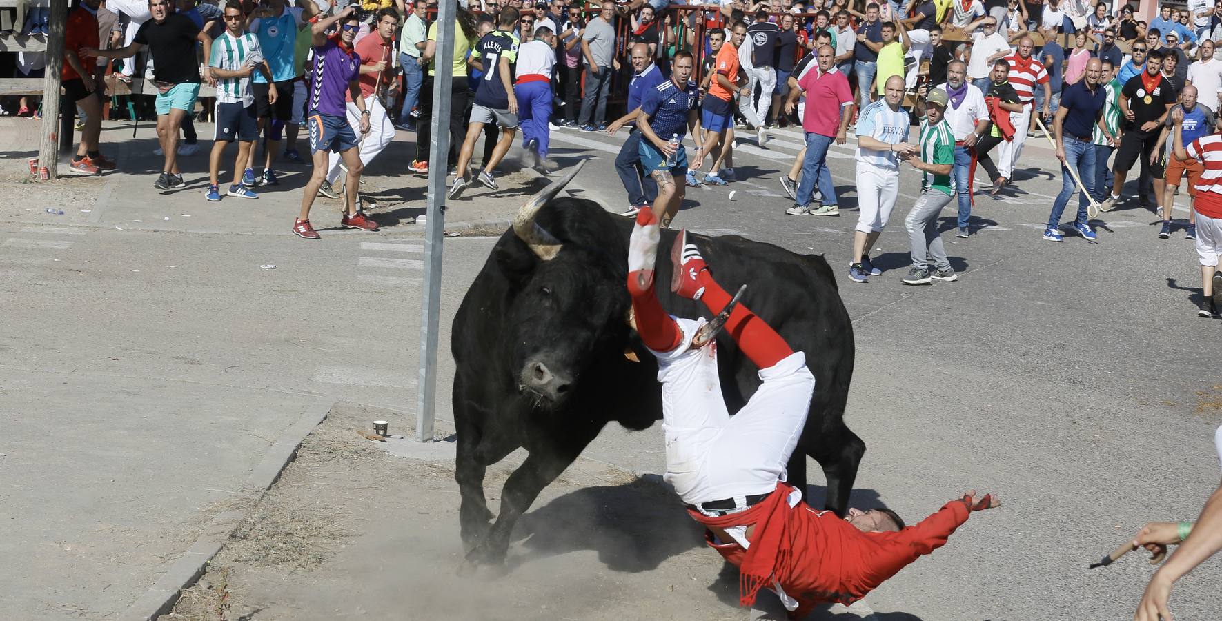 Dos personas han resultado heridas, al parecer uno con una posible cornada en la pierna