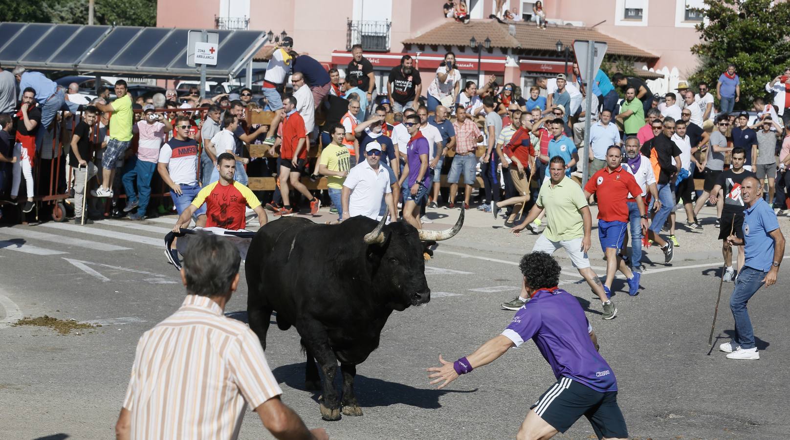 Dos personas han resultado heridas, al parecer uno con una posible cornada en la pierna