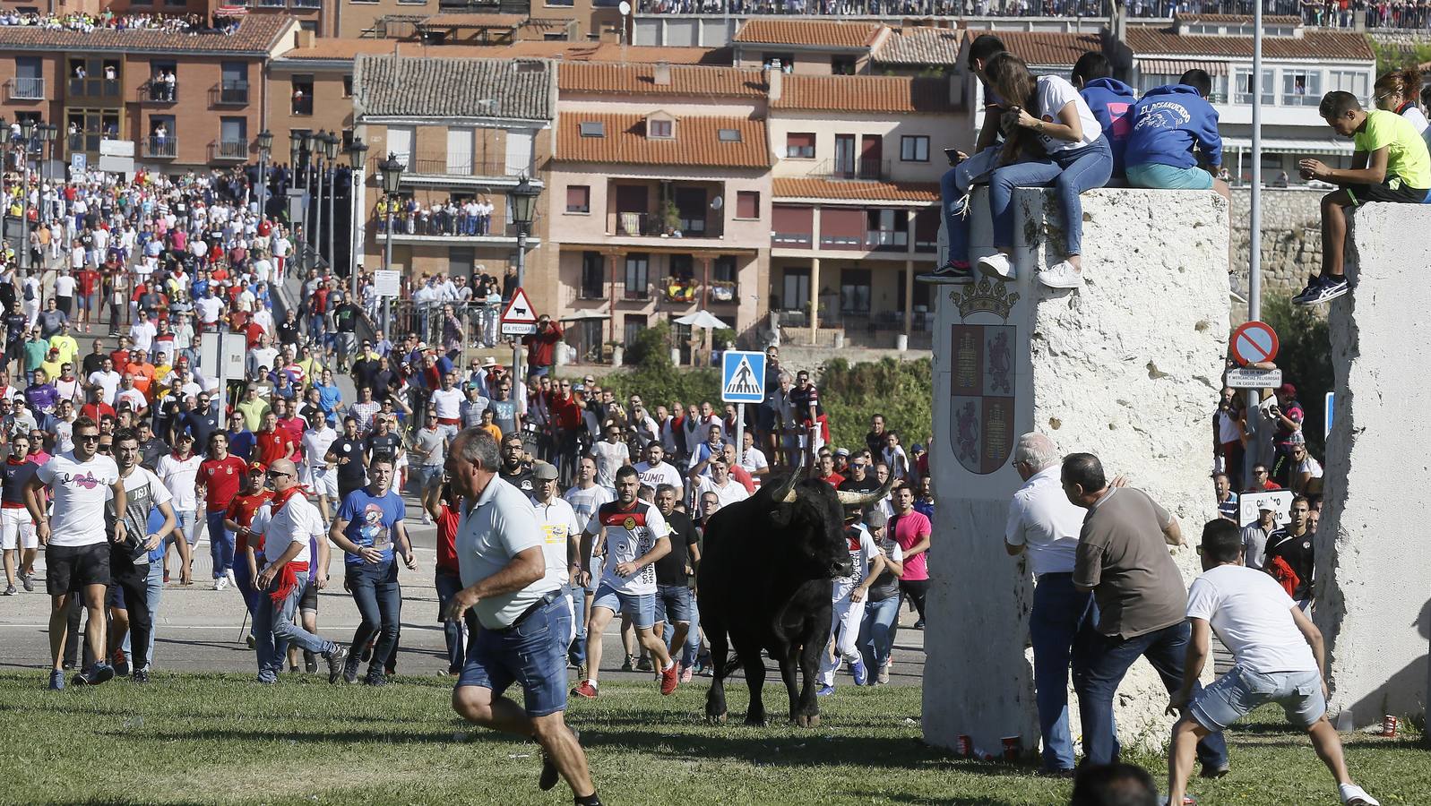 Dos personas han resultado heridas, al parecer uno con una posible cornada en la pierna