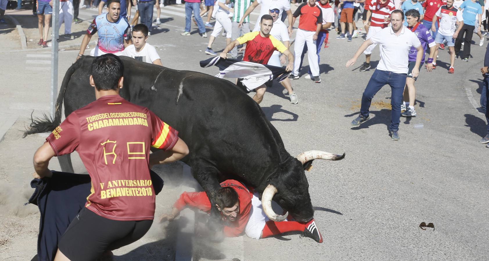 Dos personas han resultado heridas, al parecer uno con una posible cornada en la pierna