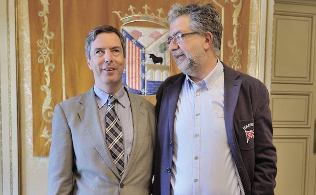 Enrique Sánchez Guijo y Carlos Dario Lavado, en el ayuntamiento de Salamanca. 