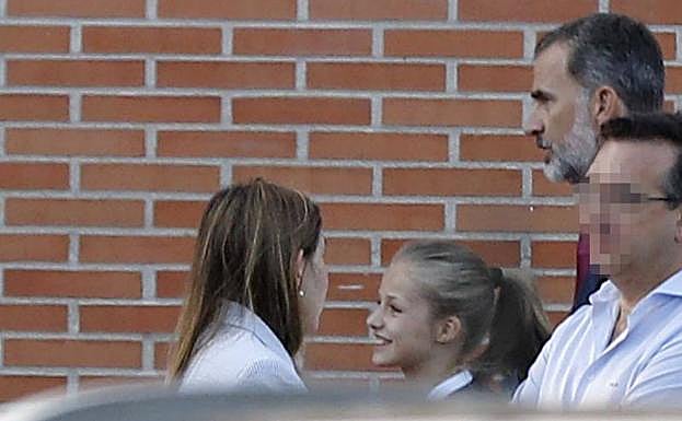 Imagen principal - La princesa Leonor y la infanta Sofía llegaron este martes al colegio madrileño donde se cursan sus estudios acompañados de sus padres, los reyes de España, que las acompañaron hasta el interior del edificio. 