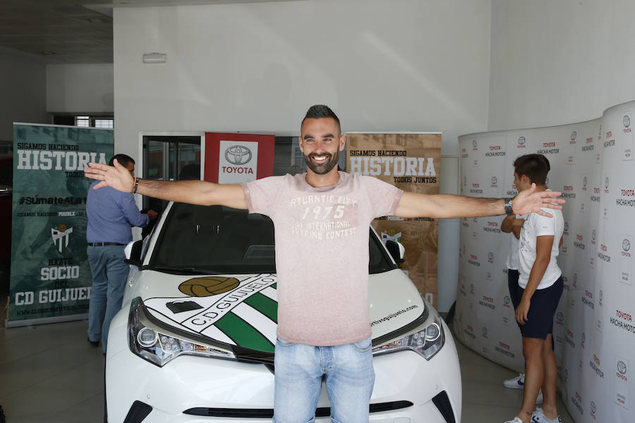 Fotos: El CD Guijuelo presenta su nuevo coche oficial
