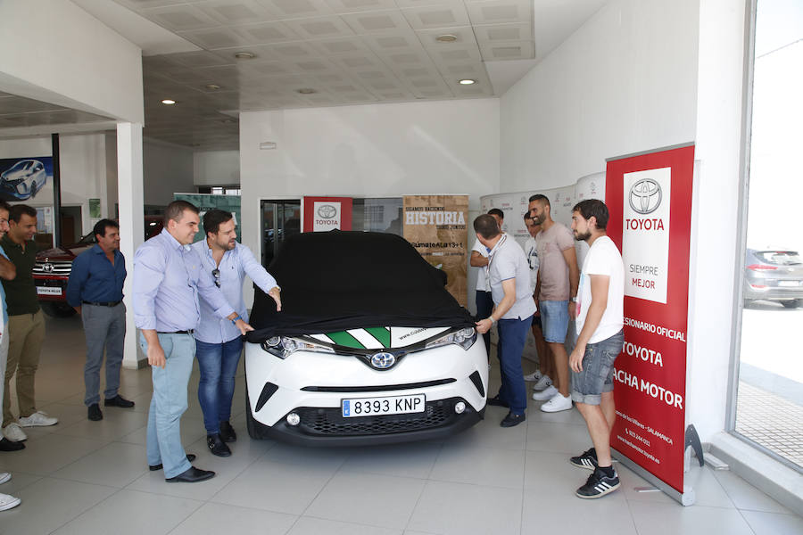 Fotos: El CD Guijuelo presenta su nuevo coche oficial