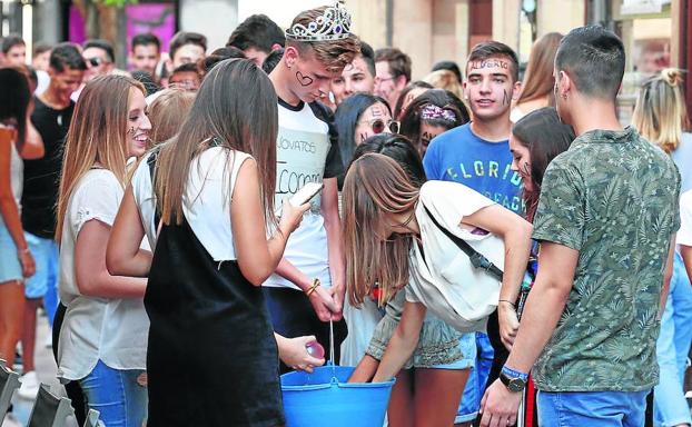 Jóvenes estudiantes participan en novatadas ayer en La Rúa Mayor
