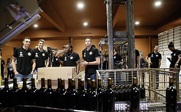 La plantilla del Carramimbre Valladolid, durante su visita a la bodega del patrocinador. 