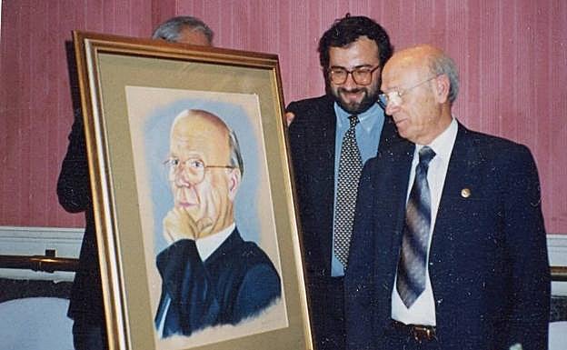 Ortega en el homenaje por su jubilación, con el escritor Alfredo Pérez Alencart.
