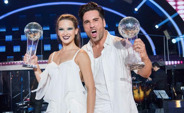 Bustamante y Olina tras ganar el concurso 'Bailando con las estrellas'. 