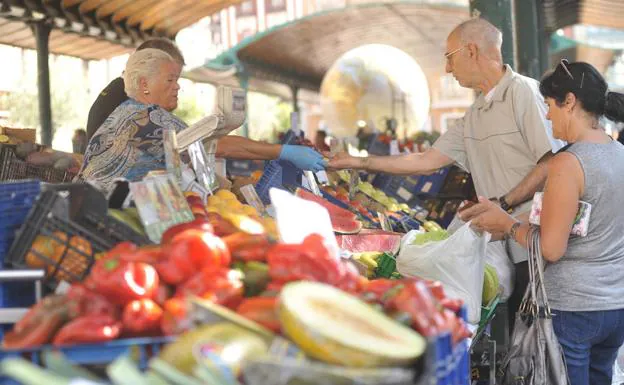 Una pareja compra fruta en un mercado de Valladolid. 