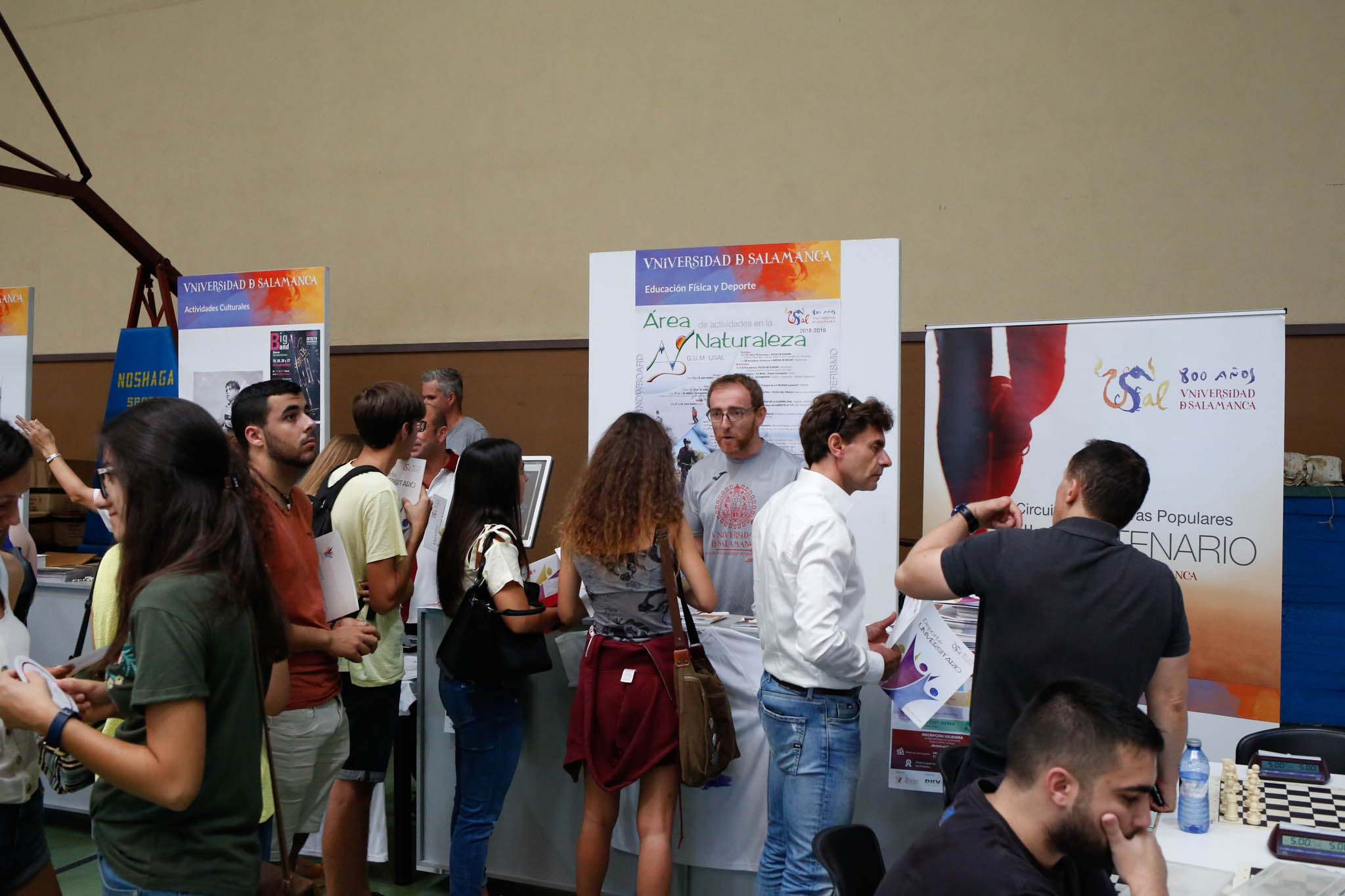 El pabellón deportivo del Campus Unamuno y sus alrededores reunió desde las 12 a las 18 h., a estudiantes de Grado, Máster y Doctorado con representantes de los principales Servicios y Unidades de la Universidad de Salamanca