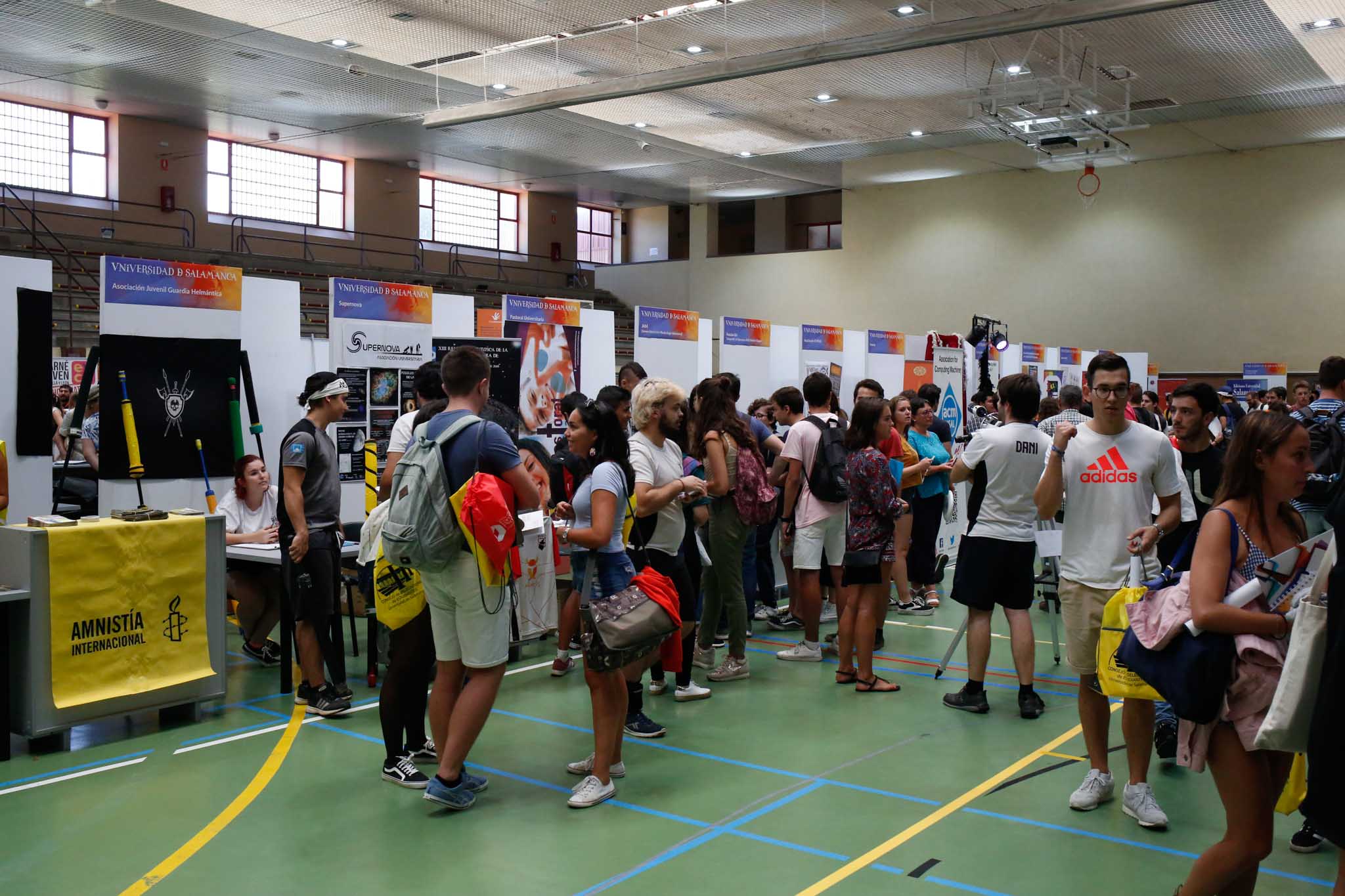 El pabellón deportivo del Campus Unamuno y sus alrededores reunió desde las 12 a las 18 h., a estudiantes de Grado, Máster y Doctorado con representantes de los principales Servicios y Unidades de la Universidad de Salamanca