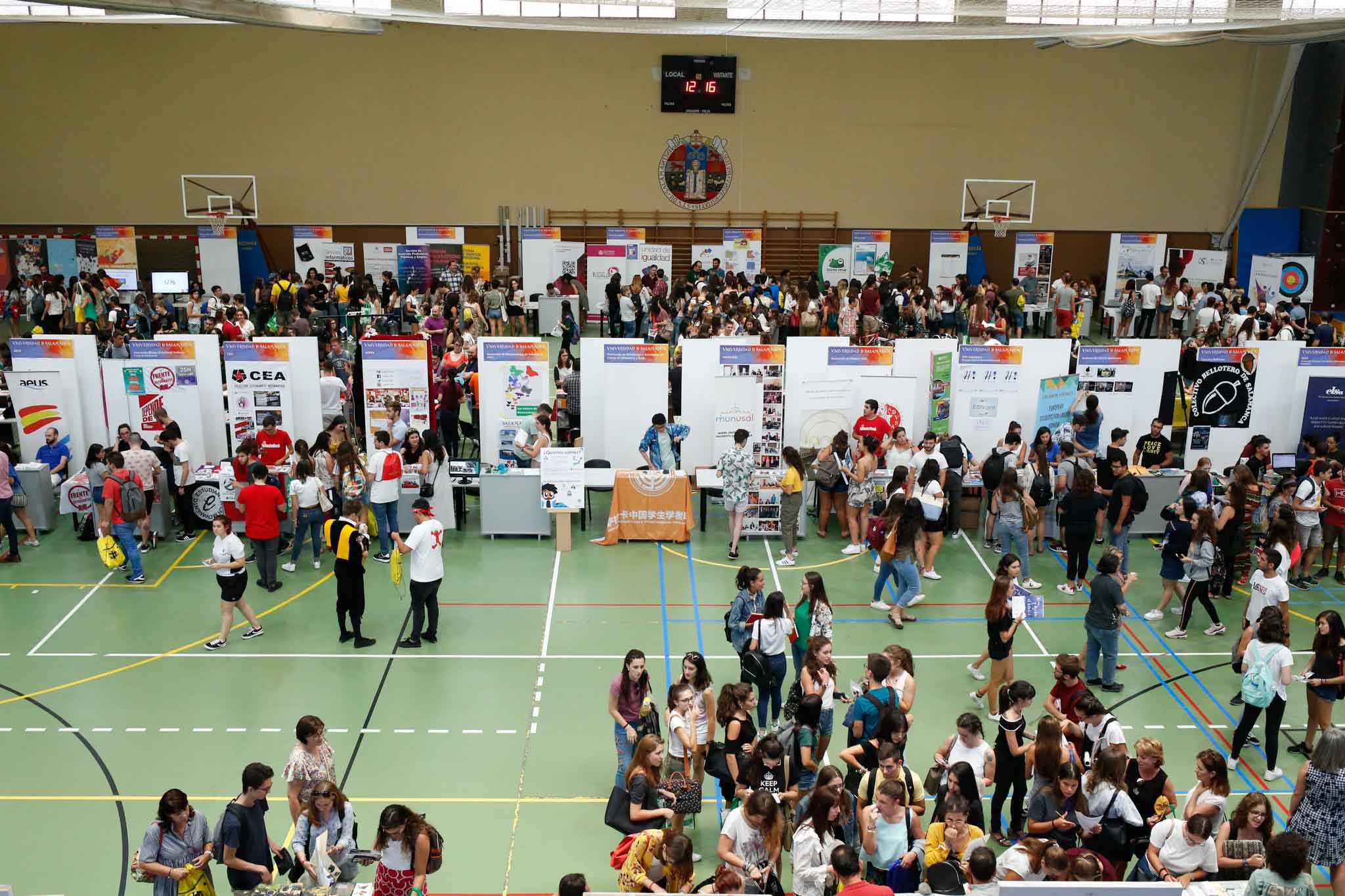 El pabellón deportivo del Campus Unamuno y sus alrededores reunió desde las 12 a las 18 h., a estudiantes de Grado, Máster y Doctorado con representantes de los principales Servicios y Unidades de la Universidad de Salamanca