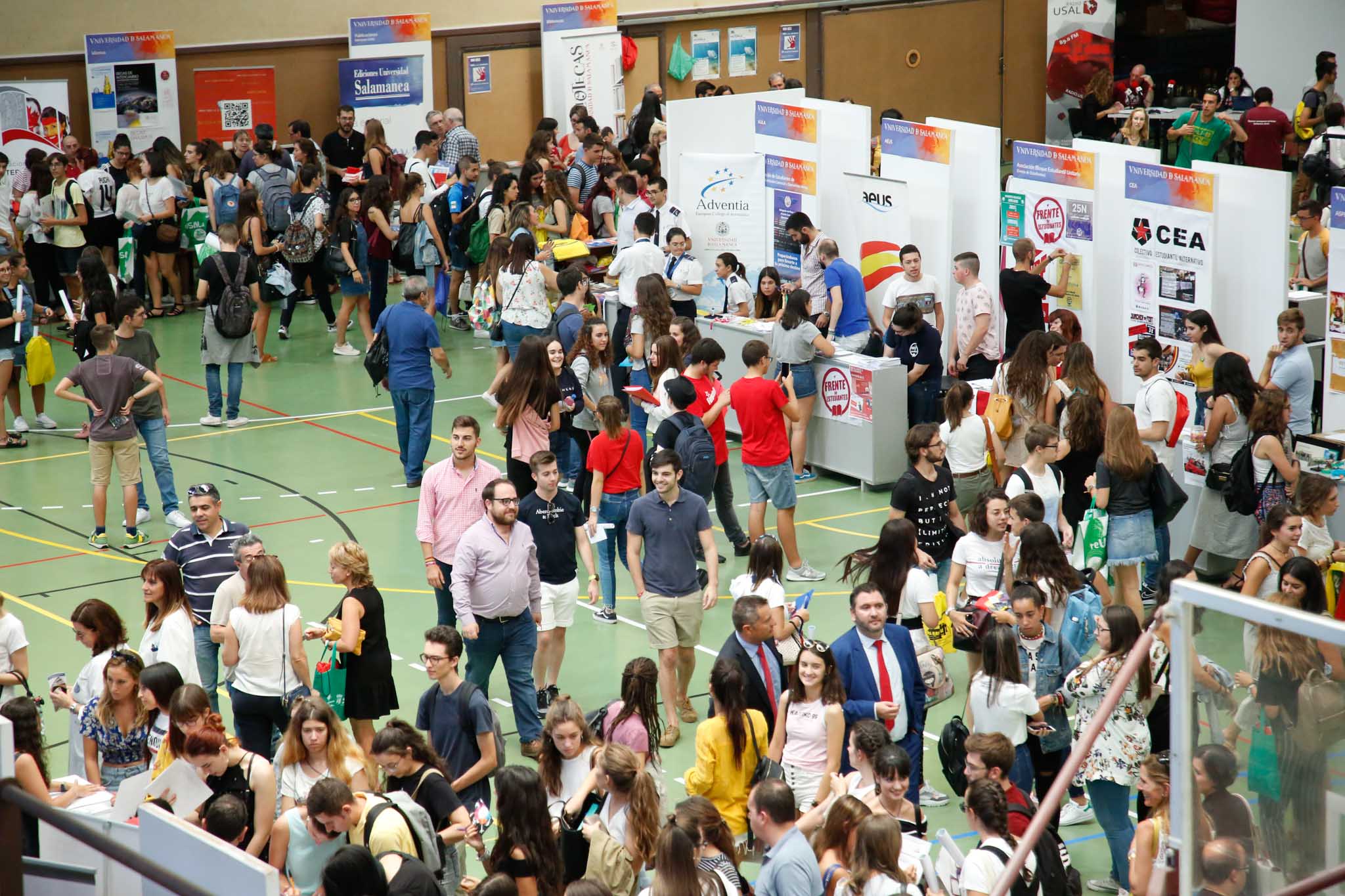 El pabellón deportivo del Campus Unamuno y sus alrededores reunió desde las 12 a las 18 h., a estudiantes de Grado, Máster y Doctorado con representantes de los principales Servicios y Unidades de la Universidad de Salamanca