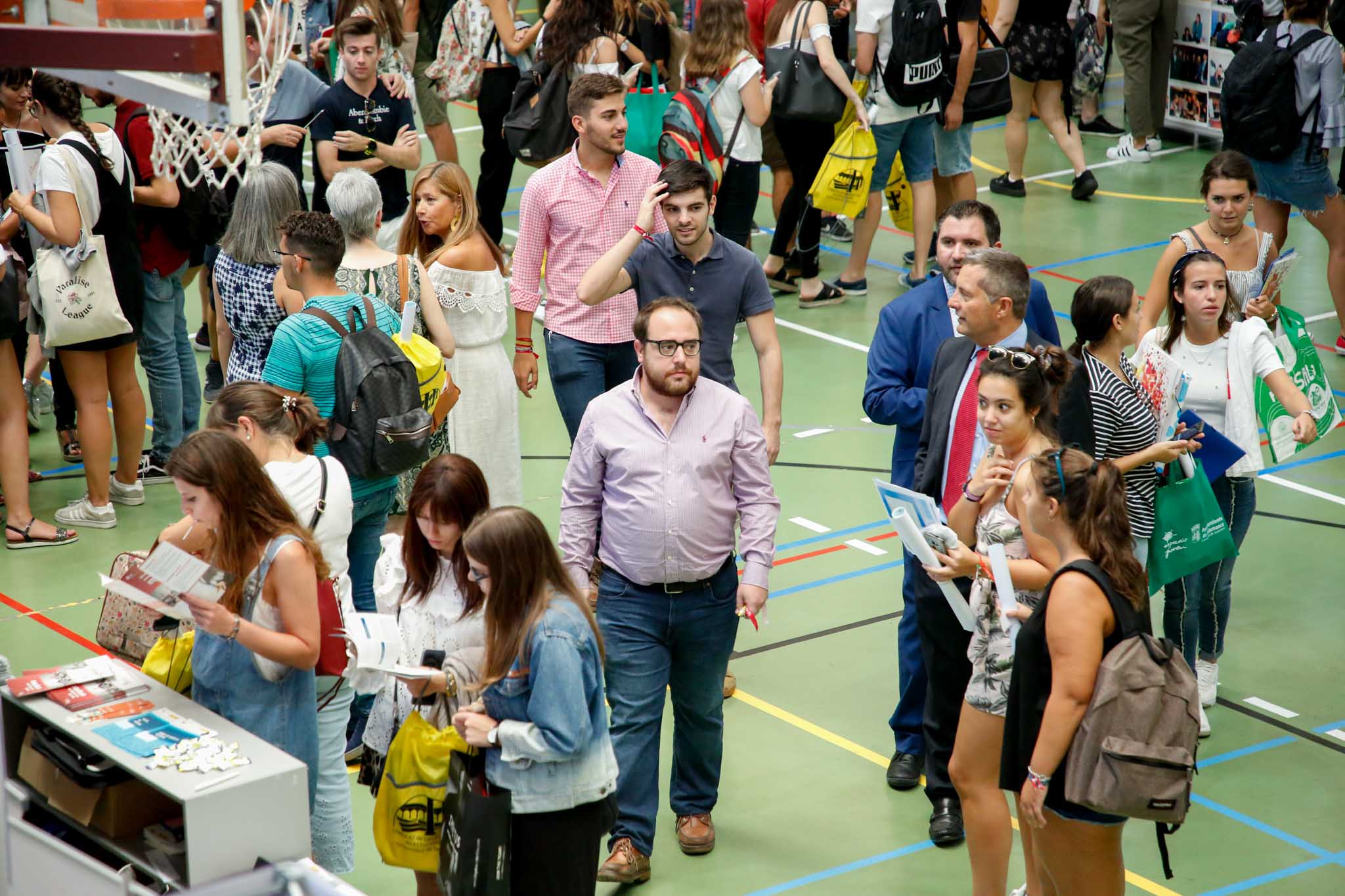 El pabellón deportivo del Campus Unamuno y sus alrededores reunió desde las 12 a las 18 h., a estudiantes de Grado, Máster y Doctorado con representantes de los principales Servicios y Unidades de la Universidad de Salamanca