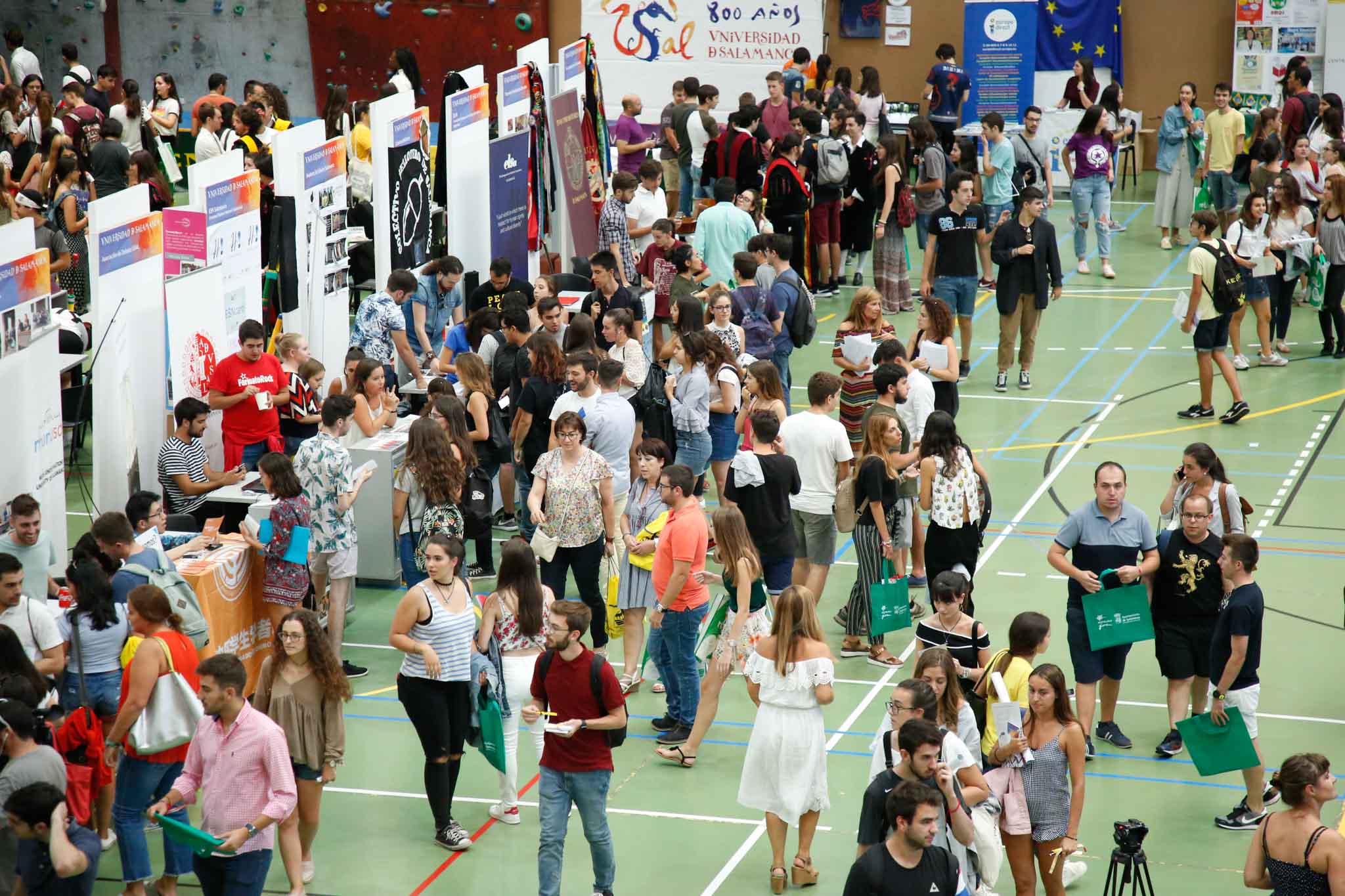 El pabellón deportivo del Campus Unamuno y sus alrededores reunió desde las 12 a las 18 h., a estudiantes de Grado, Máster y Doctorado con representantes de los principales Servicios y Unidades de la Universidad de Salamanca