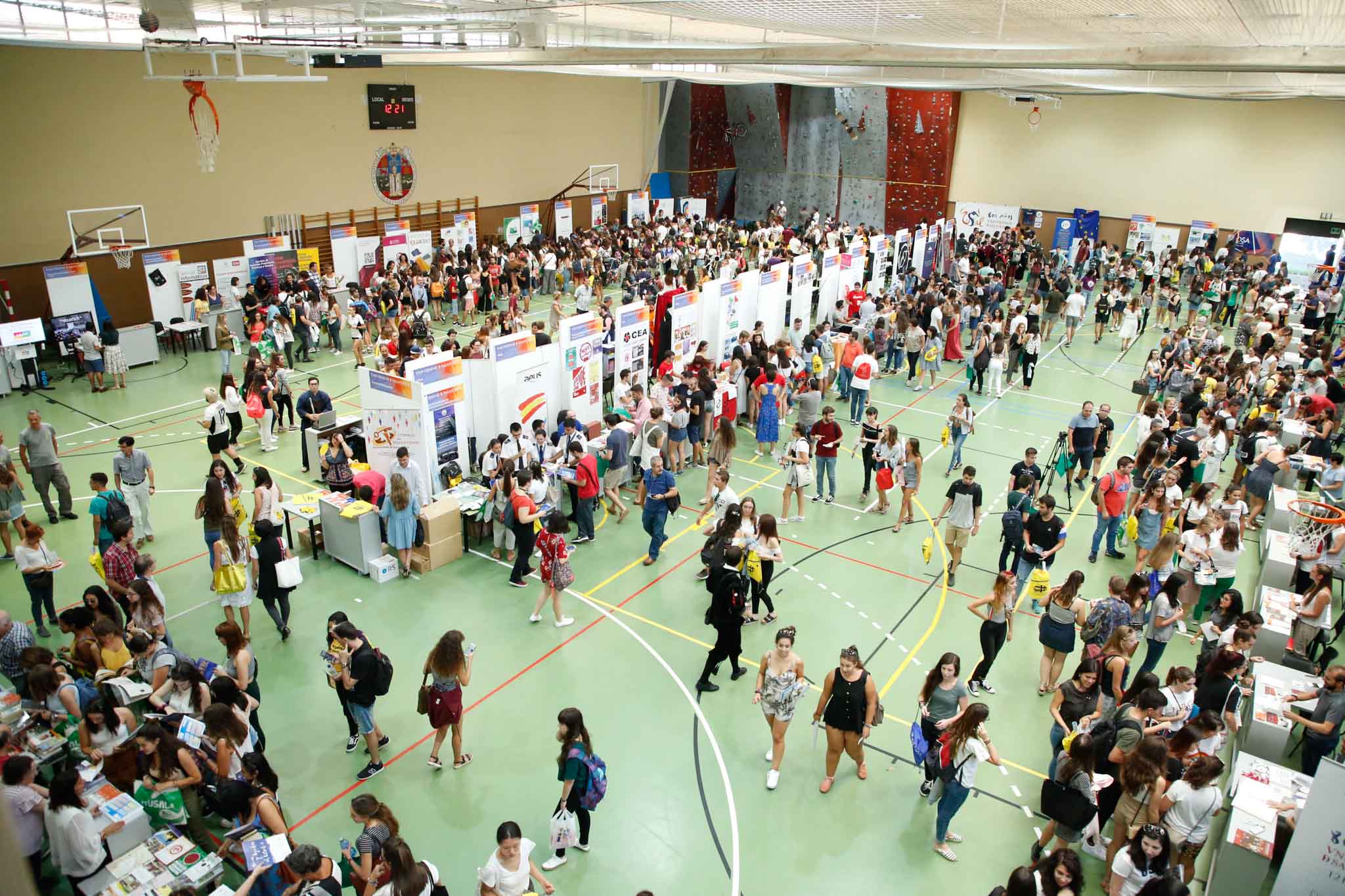 El pabellón deportivo del Campus Unamuno y sus alrededores reunió desde las 12 a las 18 h., a estudiantes de Grado, Máster y Doctorado con representantes de los principales Servicios y Unidades de la Universidad de Salamanca