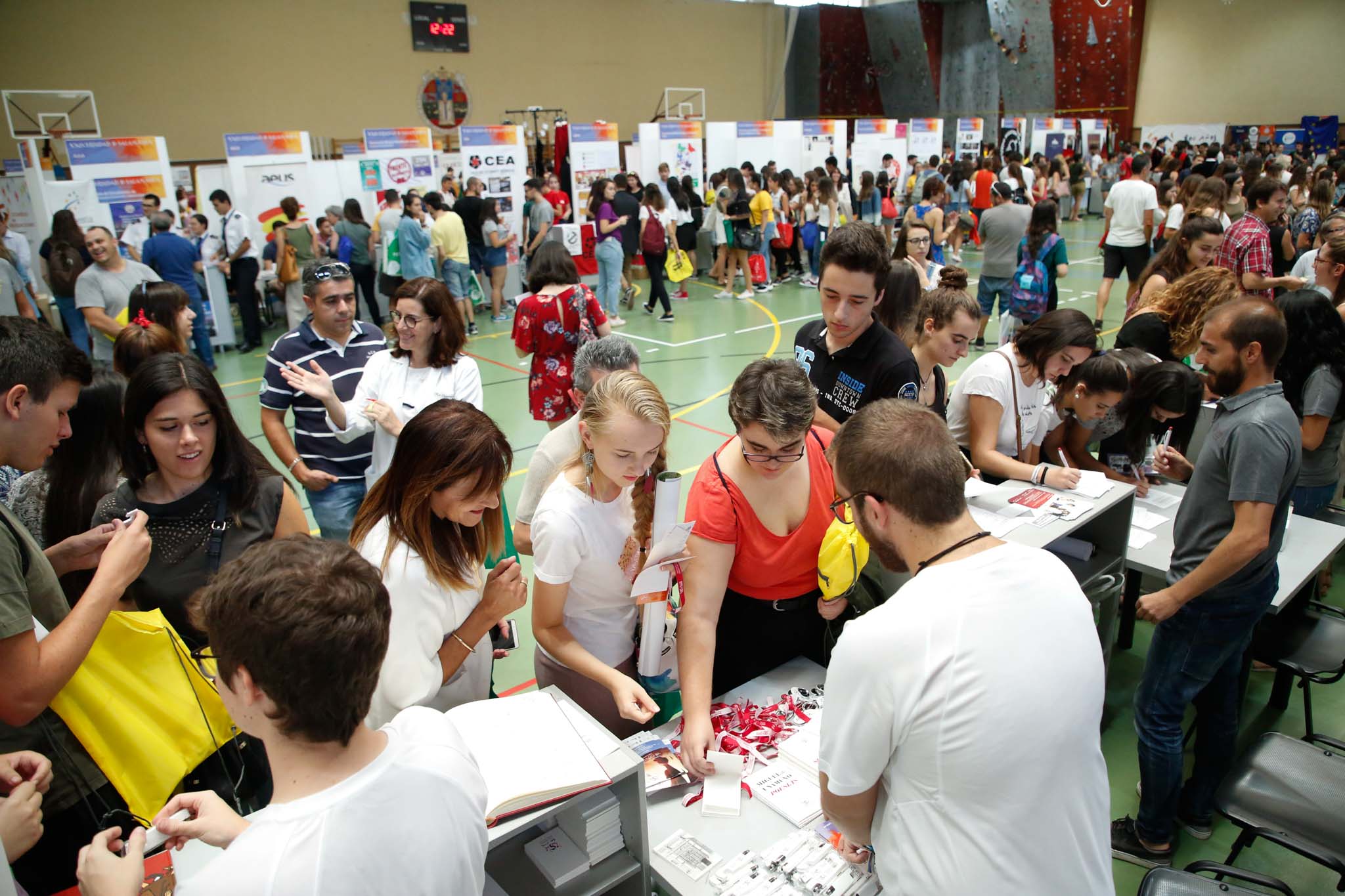 El pabellón deportivo del Campus Unamuno y sus alrededores reunió desde las 12 a las 18 h., a estudiantes de Grado, Máster y Doctorado con representantes de los principales Servicios y Unidades de la Universidad de Salamanca