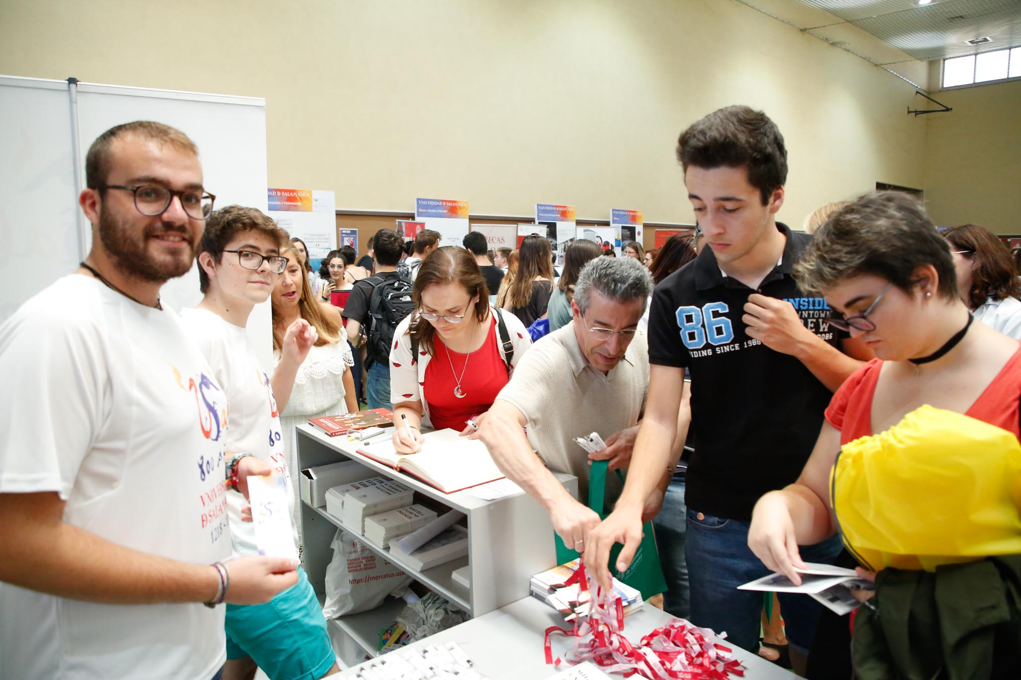 El pabellón deportivo del Campus Unamuno y sus alrededores reunió desde las 12 a las 18 h., a estudiantes de Grado, Máster y Doctorado con representantes de los principales Servicios y Unidades de la Universidad de Salamanca