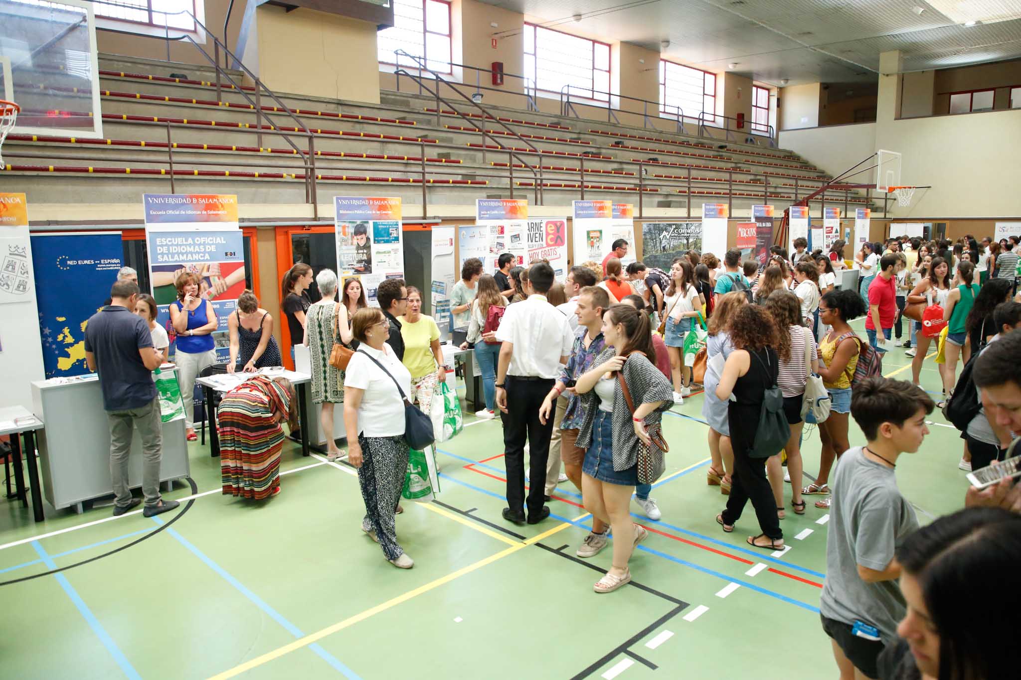 El pabellón deportivo del Campus Unamuno y sus alrededores reunió desde las 12 a las 18 h., a estudiantes de Grado, Máster y Doctorado con representantes de los principales Servicios y Unidades de la Universidad de Salamanca