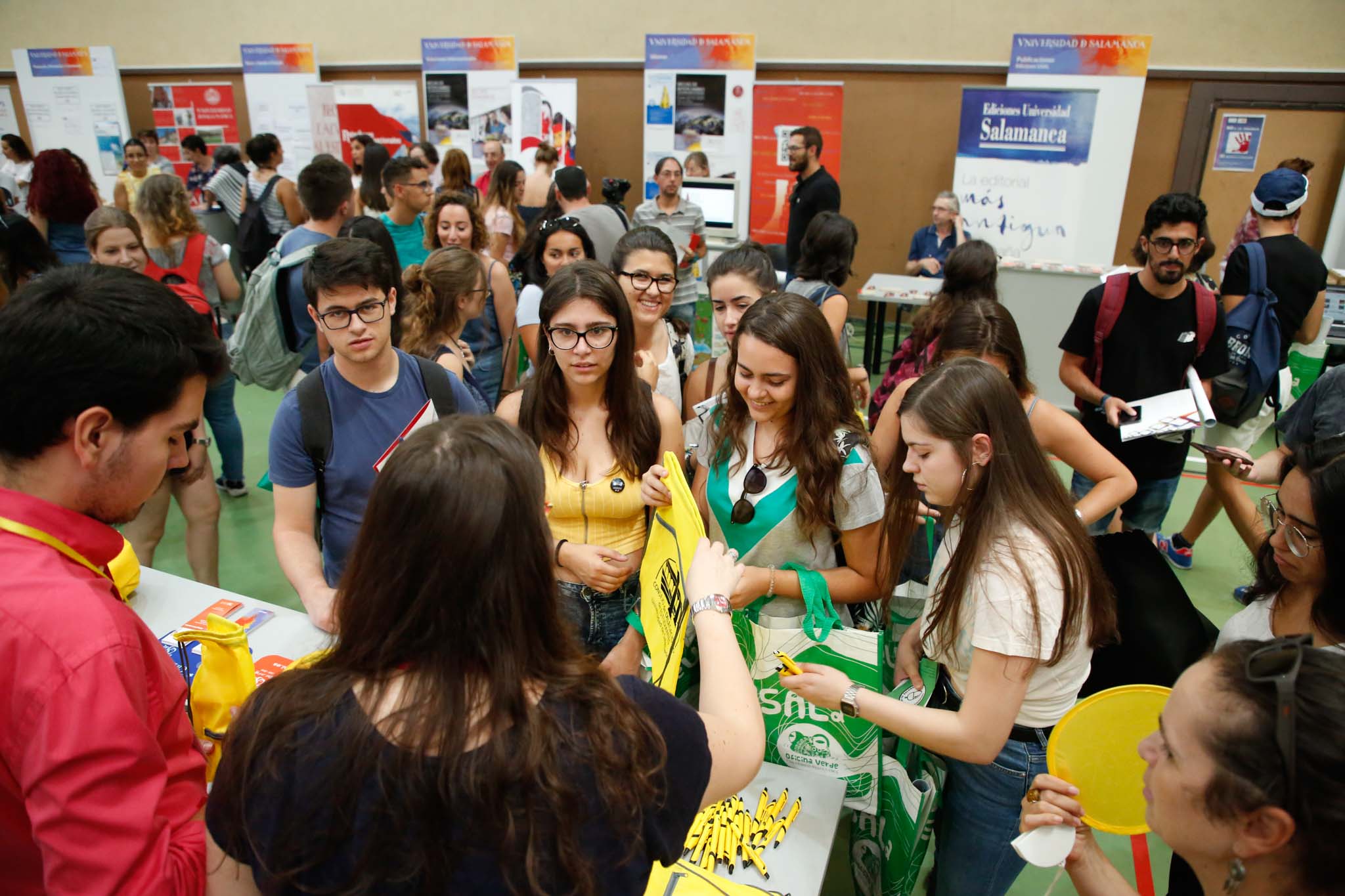 El pabellón deportivo del Campus Unamuno y sus alrededores reunió desde las 12 a las 18 h., a estudiantes de Grado, Máster y Doctorado con representantes de los principales Servicios y Unidades de la Universidad de Salamanca