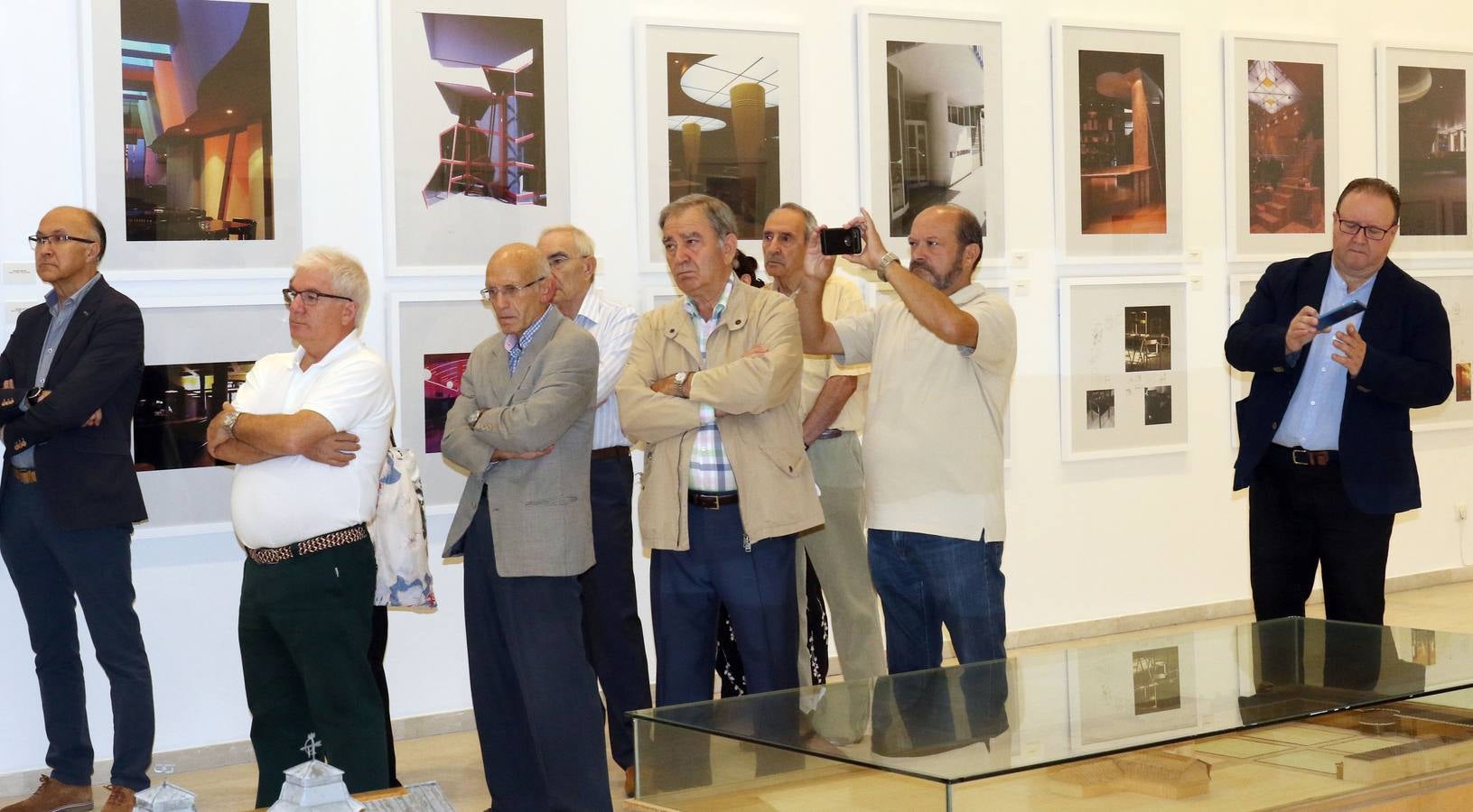 Un centenar de fotografías, maquetas, vídeos y dibujos repasan en la sala 8 la trayectoria profesional del arquitecto a través de sus proyectos