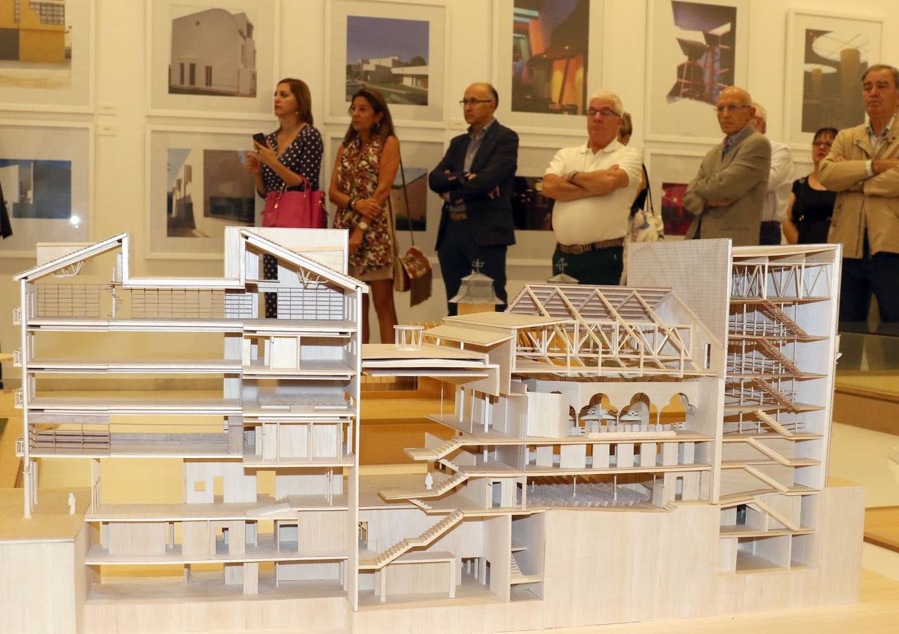 Un centenar de fotografías, maquetas, vídeos y dibujos repasan en la sala 8 la trayectoria profesional del arquitecto a través de sus proyectos