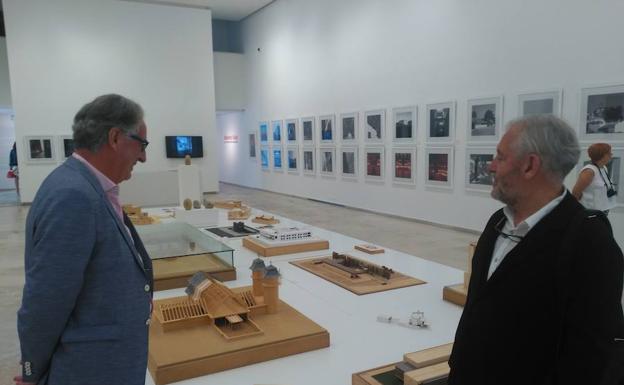 Roberto Valle, a la derecha, contempla maquetas de sus proyectos en la sala 8 del Patio Herreriano, junto al ingeniero y colaborador, Juan Carlos Alonso Monge.