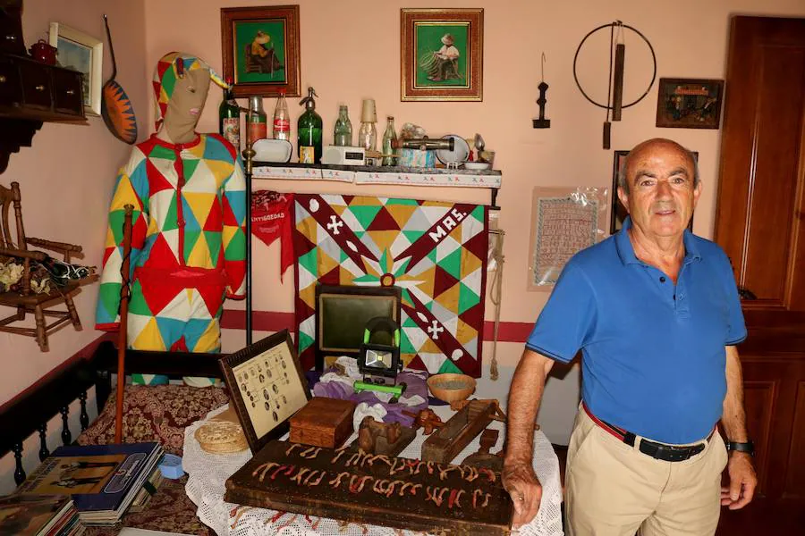 Alfredo Barcenilla, junto a parte de su colección. 