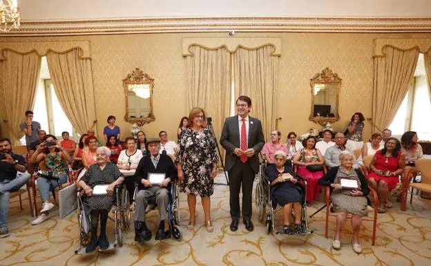 El alcalde y la concejala de Mayores, junto a los centenarios, Josefa García, Matías Sánchez, Ángeles Hernández y Margarita Sánchez.