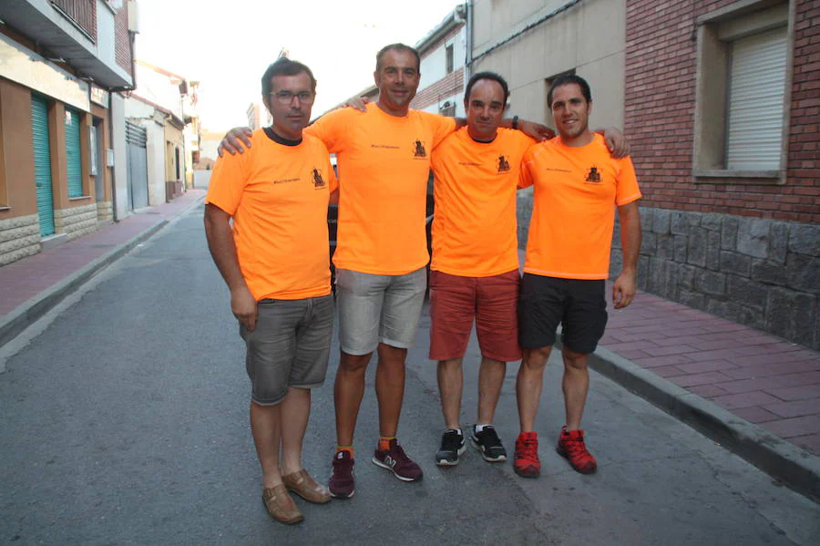 Juan Antonio Herranz (izquierda), Roberto García, David García y Juan Carlos Hernández, directivos del club, posan en una calle de Nava de la Asunción. 