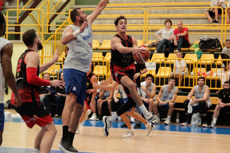 Fotos: La Antigua CB Tormes cede ante el Menorca (67-74)