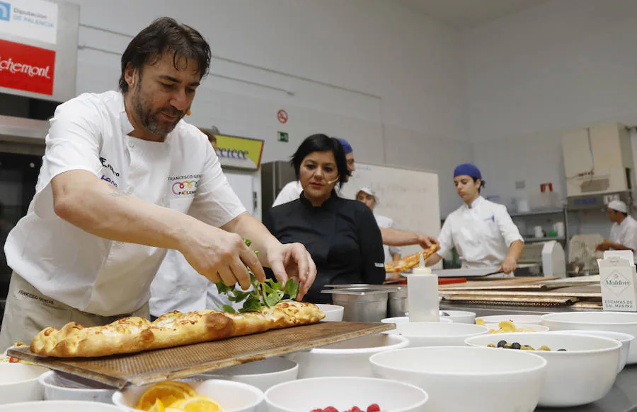 Francesco Genchi, en plena elaboración de la pizza. 