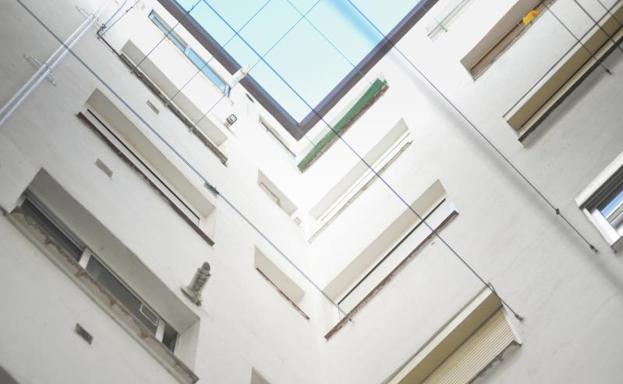 Patio de luces de cuya ventana del sexto se cayó el joven estudiante francés. Arriba se puede apreciar la baldosa rota. 