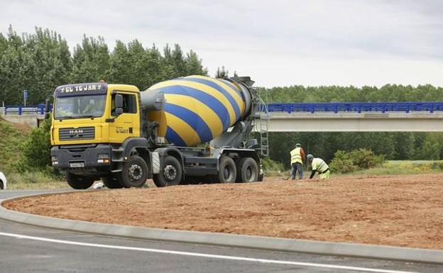 Últimos remates en los accesos a la autovía A60 en el nuevo tramo Puente Villarente-Santas Martas que se inaugurará en pocas semanas. 