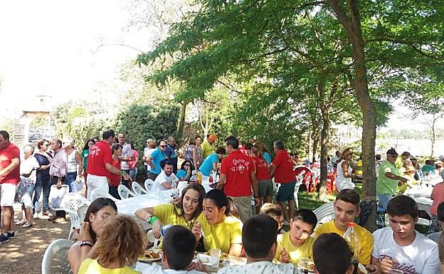 Un grupo de dulzaineros despertó con sus dianas a todo el pueblo antes de la misa mayor. 