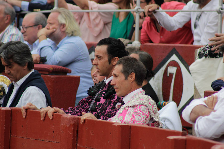 Fiel a su concepto, pero menos temerario, templado y asentado, inteligente y seguro, soberbio con la espada, el torero peruano hace pleno