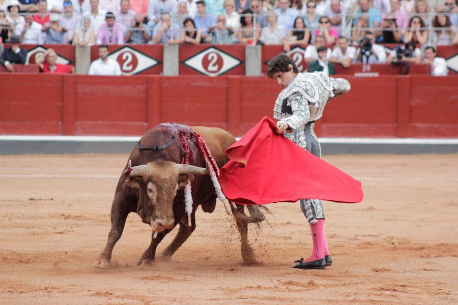 Fiel a su concepto, pero menos temerario, templado y asentado, inteligente y seguro, soberbio con la espada, el torero peruano hace pleno