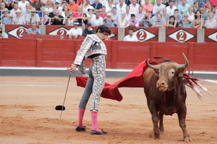 Fiel a su concepto, pero menos temerario, templado y asentado, inteligente y seguro, soberbio con la espada, el torero peruano hace pleno