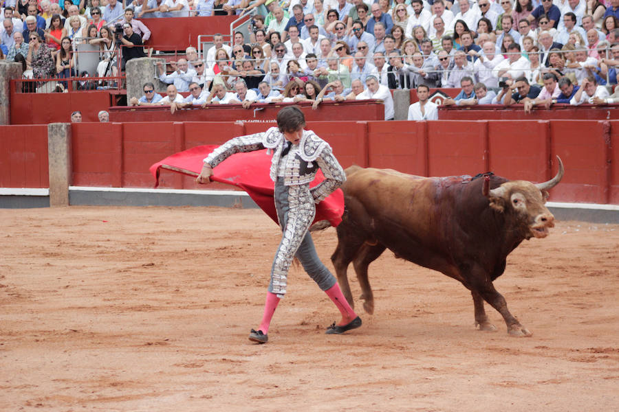 Fiel a su concepto, pero menos temerario, templado y asentado, inteligente y seguro, soberbio con la espada, el torero peruano hace pleno