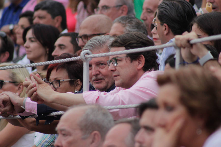 Fiel a su concepto, pero menos temerario, templado y asentado, inteligente y seguro, soberbio con la espada, el torero peruano hace pleno