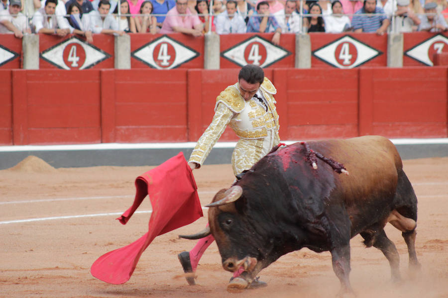 Fiel a su concepto, pero menos temerario, templado y asentado, inteligente y seguro, soberbio con la espada, el torero peruano hace pleno