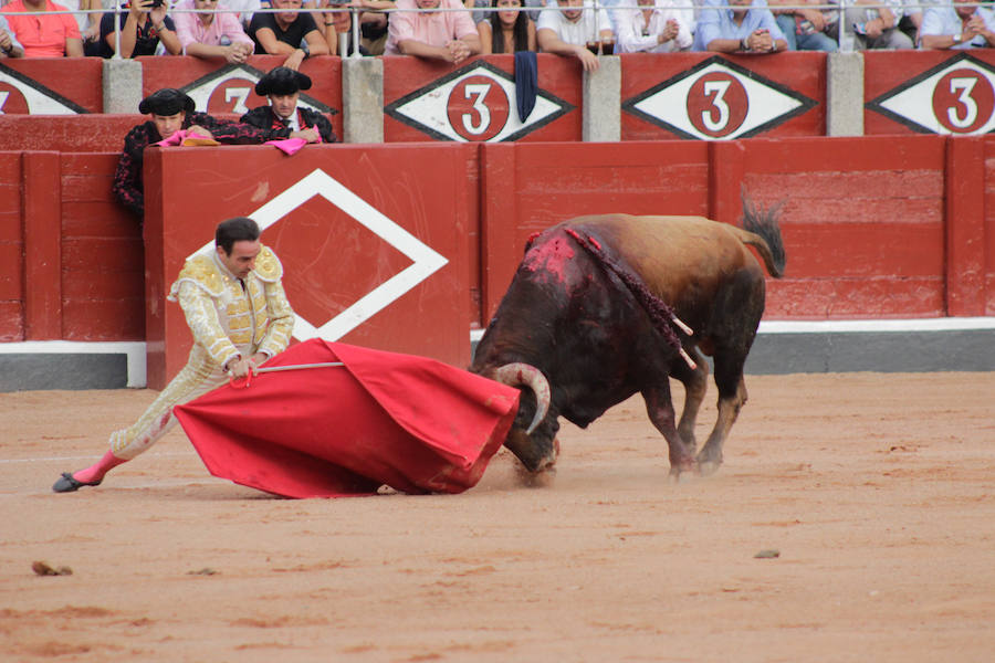 Fiel a su concepto, pero menos temerario, templado y asentado, inteligente y seguro, soberbio con la espada, el torero peruano hace pleno