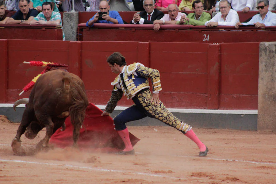 Fiel a su concepto, pero menos temerario, templado y asentado, inteligente y seguro, soberbio con la espada, el torero peruano hace pleno