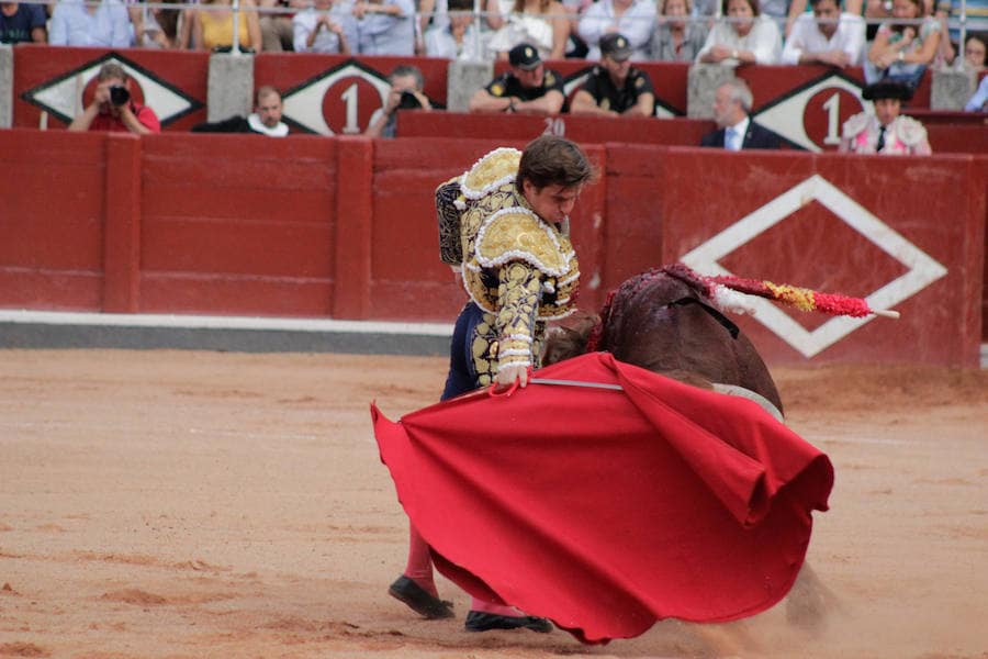 Fiel a su concepto, pero menos temerario, templado y asentado, inteligente y seguro, soberbio con la espada, el torero peruano hace pleno