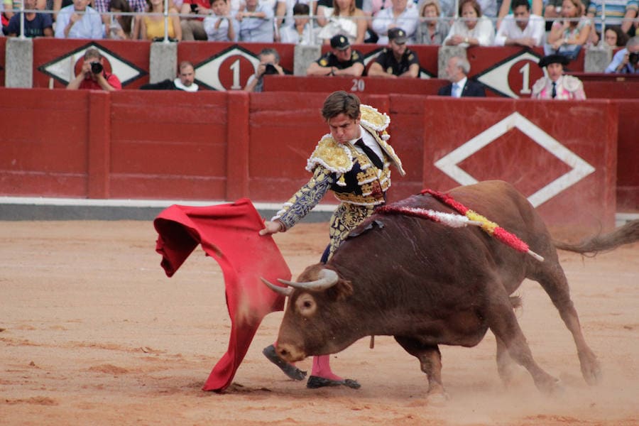 Fiel a su concepto, pero menos temerario, templado y asentado, inteligente y seguro, soberbio con la espada, el torero peruano hace pleno