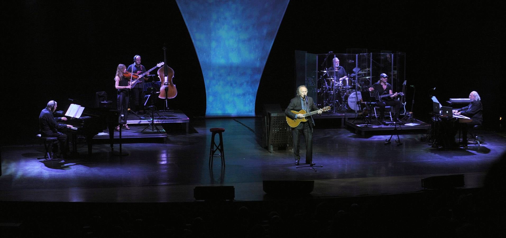 El cantautor abarrotó el recinto con los temas más clásicos de su carrera musical dentro de la gira 'Mediterráneo Da Capo'