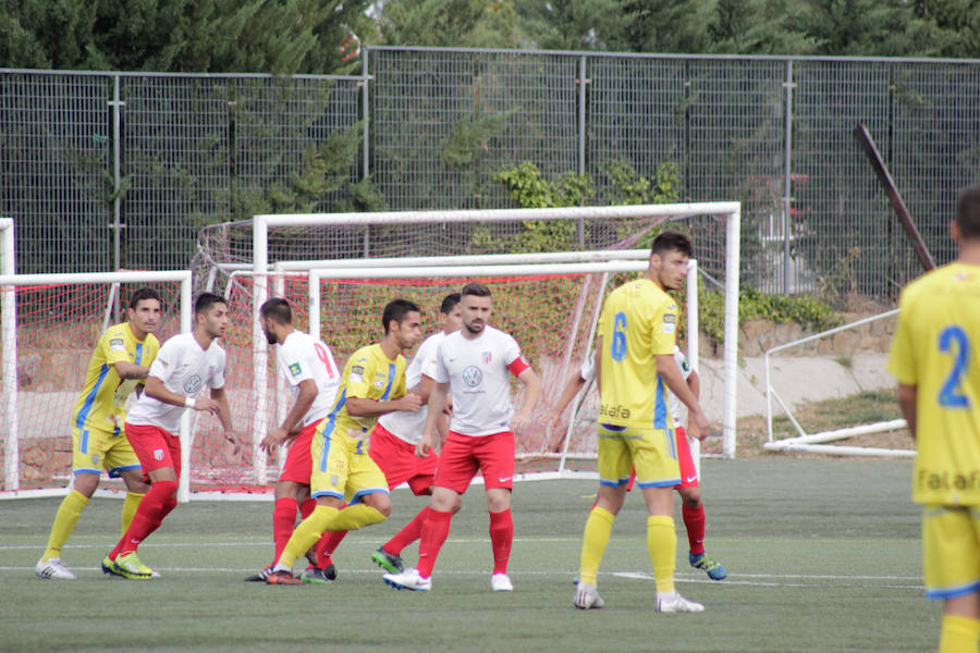 El equipo tormesino encaja la primera derrota de la temporada en su regreso a Tercera ante el intratable líder