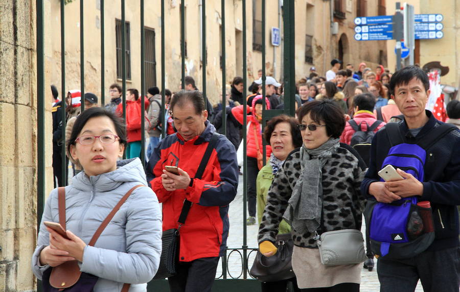 Un grupo de turistas chinos en Segovia.