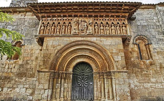 Iglesia románica de San Jaun Bautista del siglo XII, en Moarves de Ojeda. 